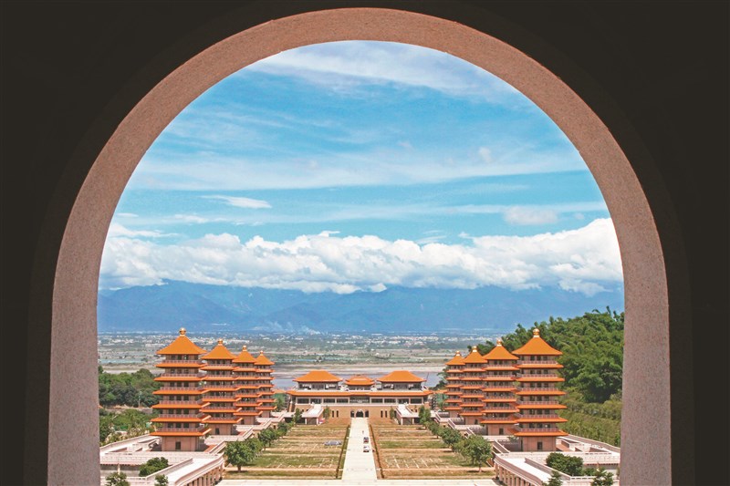 【星雲大師全集127】隨堂開示錄 269隨堂開示錄─集會共修 38  發心行佛方為菩薩 4-2  佛光山傳授在家五戒菩薩戒戒會 