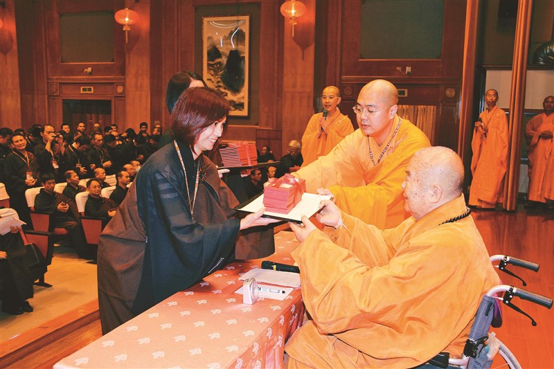 【星雲大師全集127】隨堂開示錄 271隨堂開示錄─集會共修 38  發心行佛方為菩薩 4-4  佛光山傳授在家五戒菩薩戒戒會 