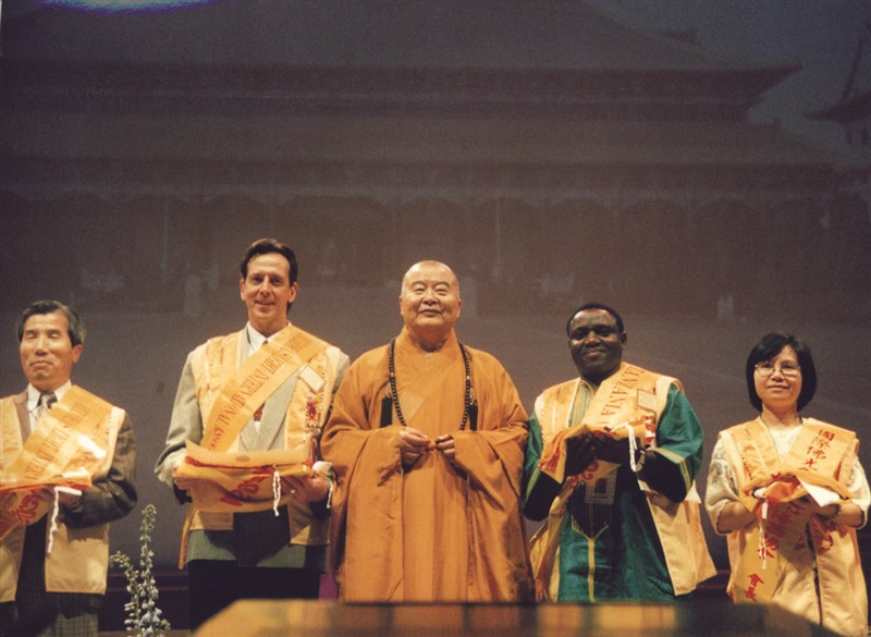 【星雲大師全集133】隨堂開示錄 439隨堂開示錄─各類致詞 58  開放、融和、虛心、救世  「第五屆國際中國哲學會年會」揭幕