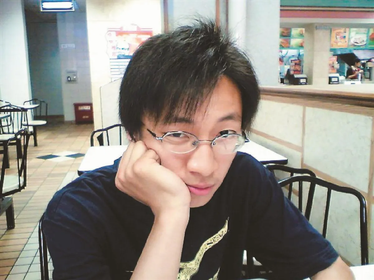 半腦男孩 大學畢業