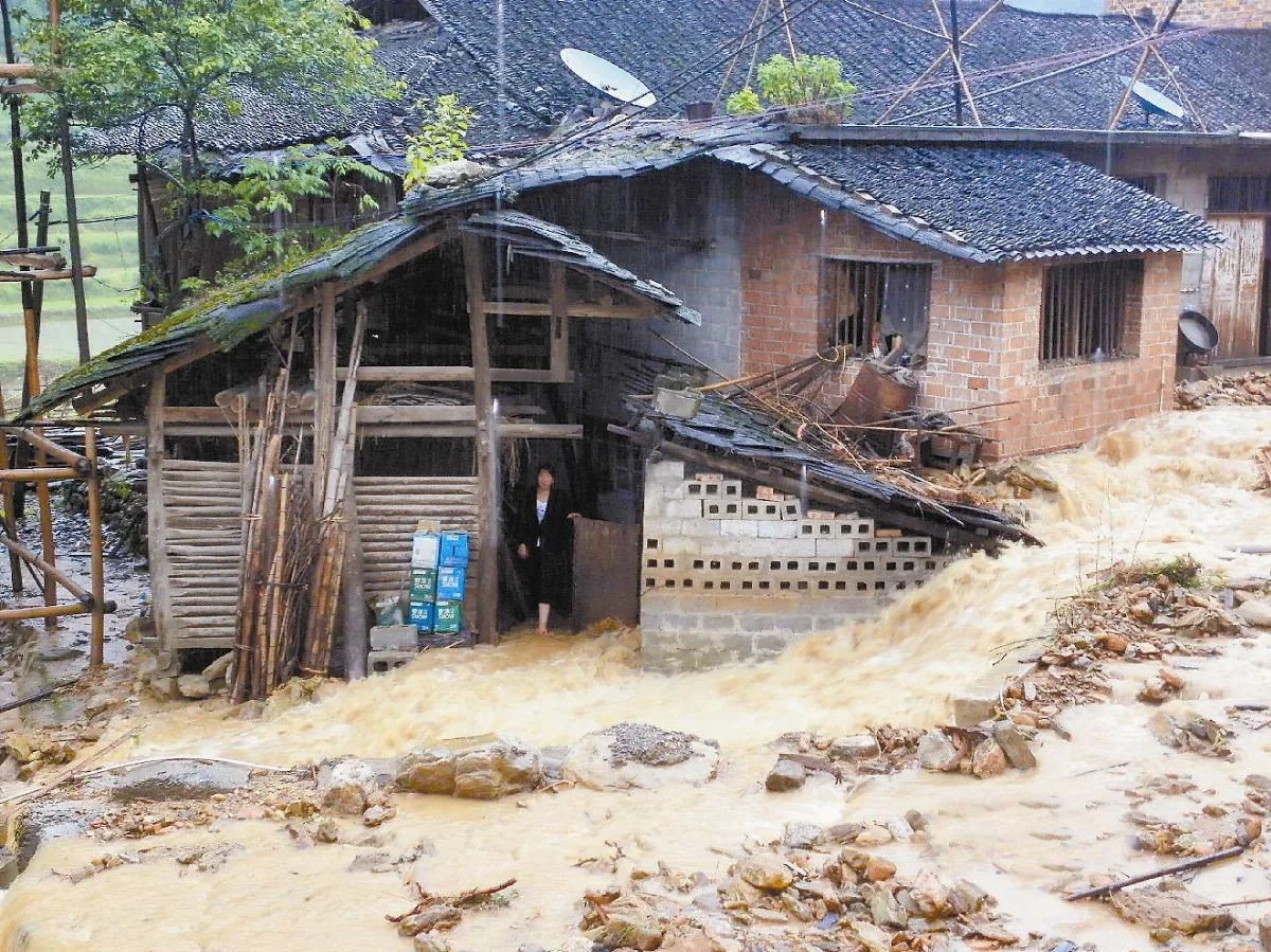 暴雨引發山洪 兩湖至少34死