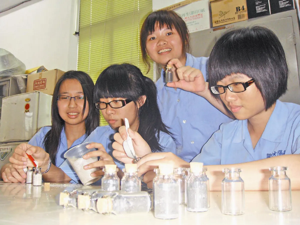 一小瓶泥土 盼學生要記得家鄉