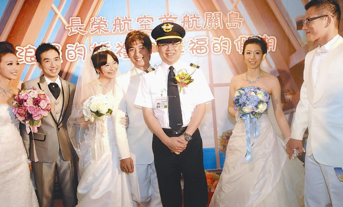 長榮首航關島  三對新人搶先