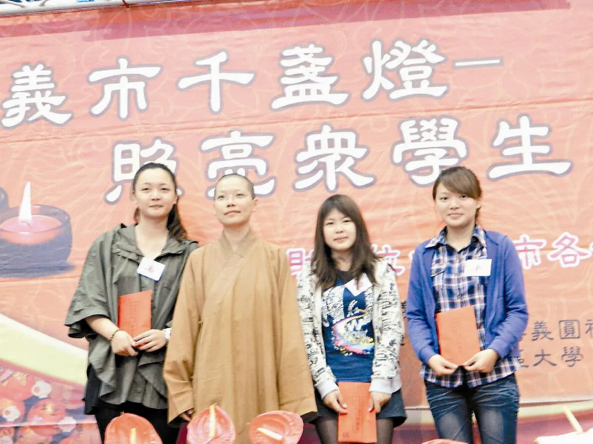 幫助就學  圓福寺頒助學金