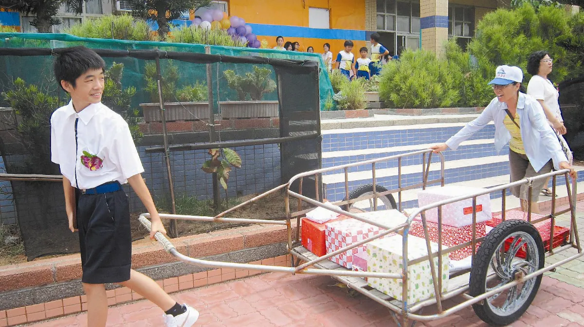 小六生獨得33獎 拉一車禮回家