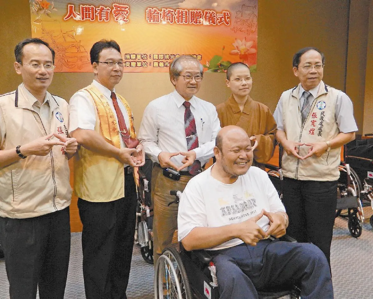 27佛光輪椅 贈嘉義市府