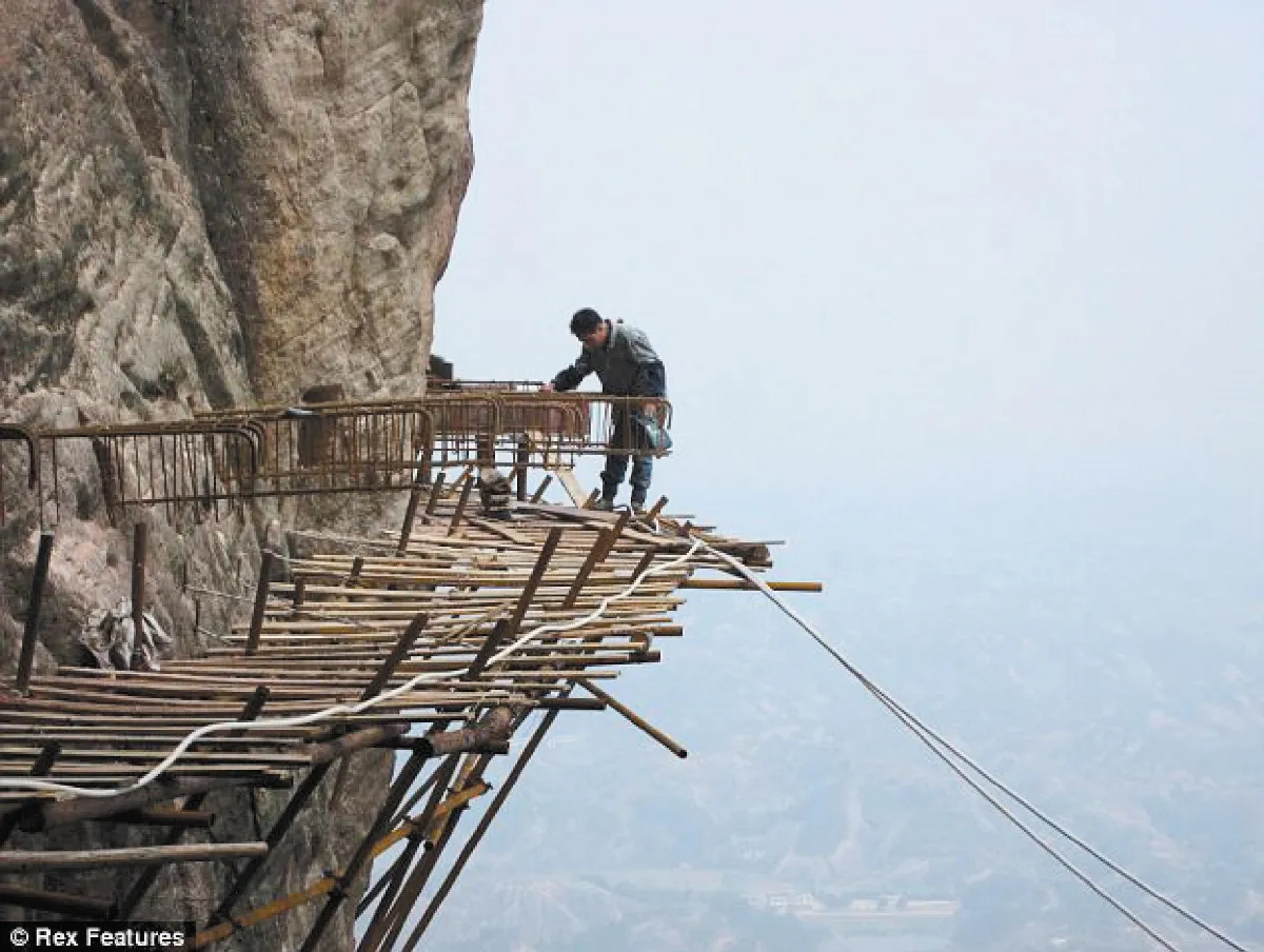漫步雲端修築棧道