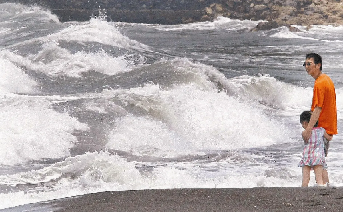 米雷逼近 可能增強為中颱