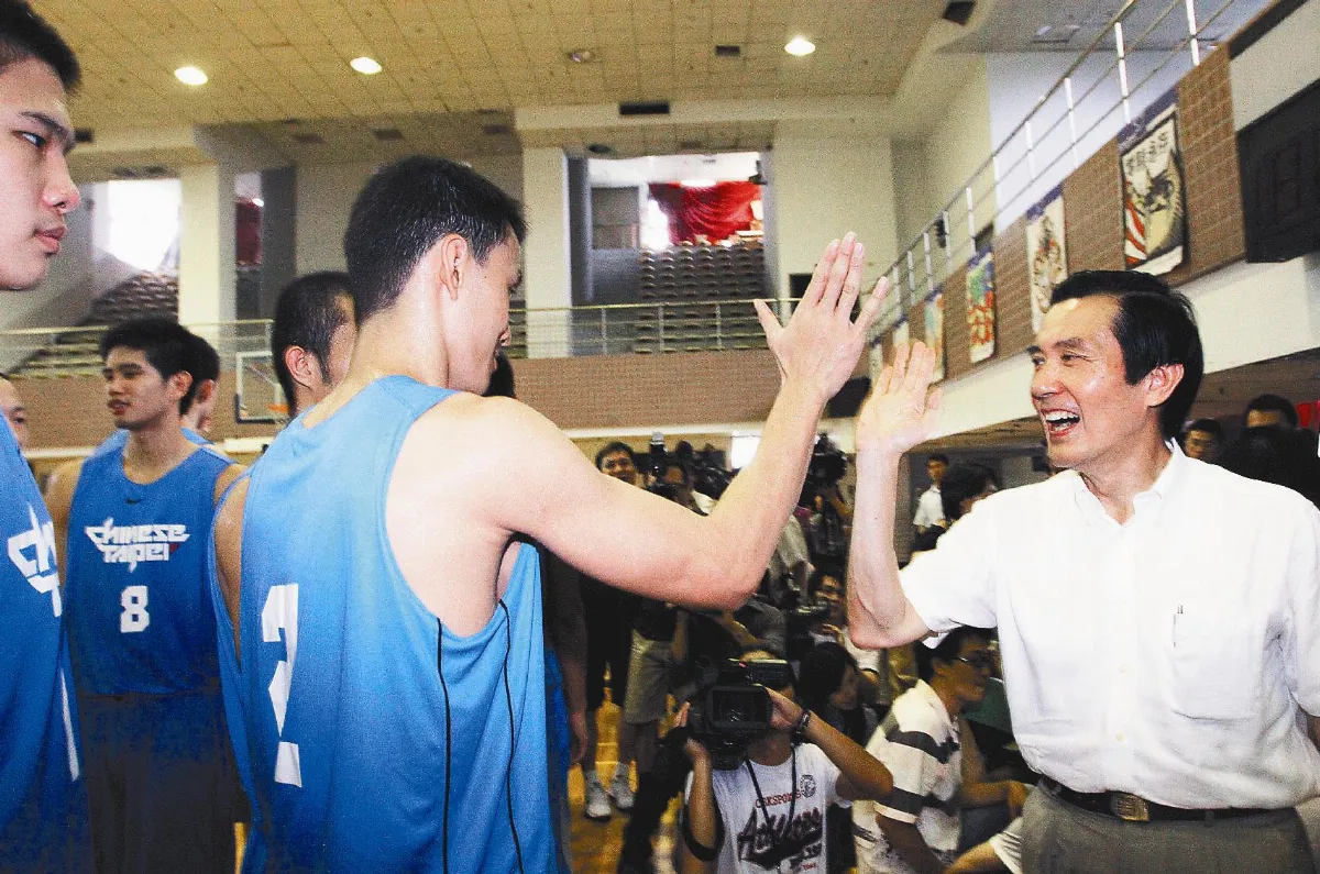 擊掌加油 總統等了20分鐘
