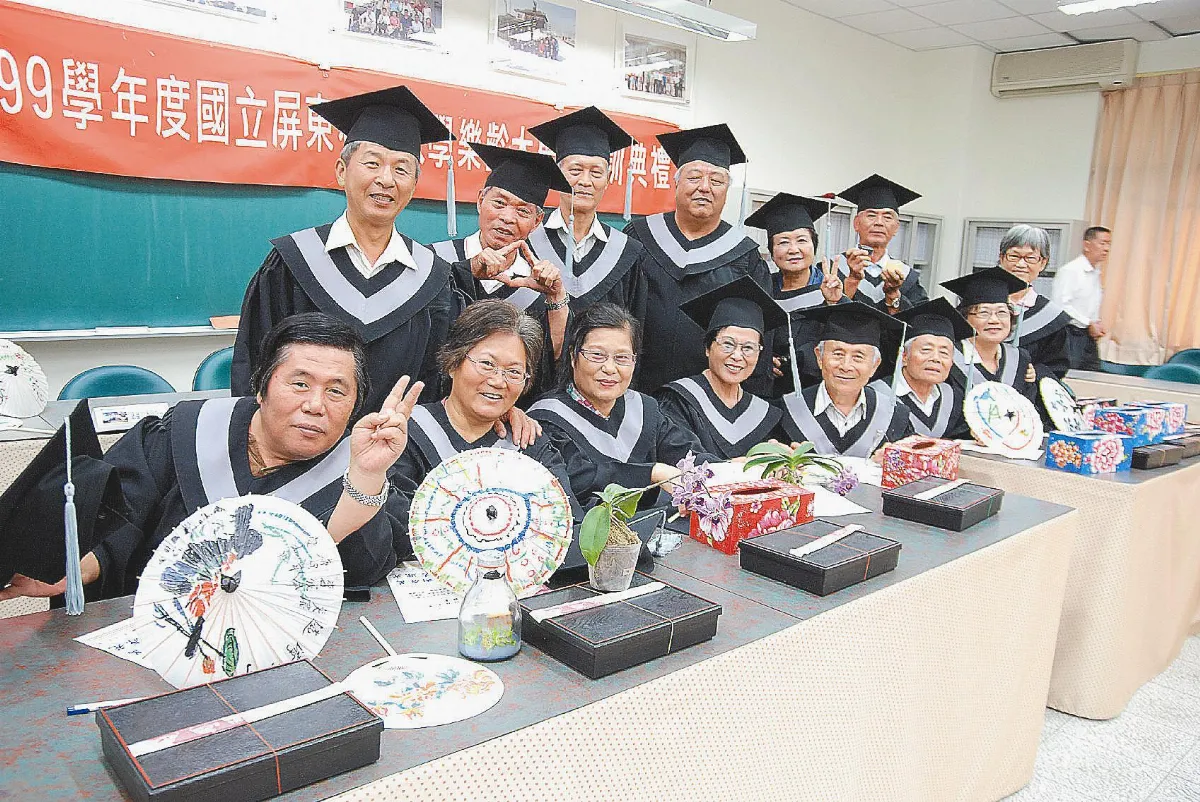 他們平均60歲 昨天畢業啦！