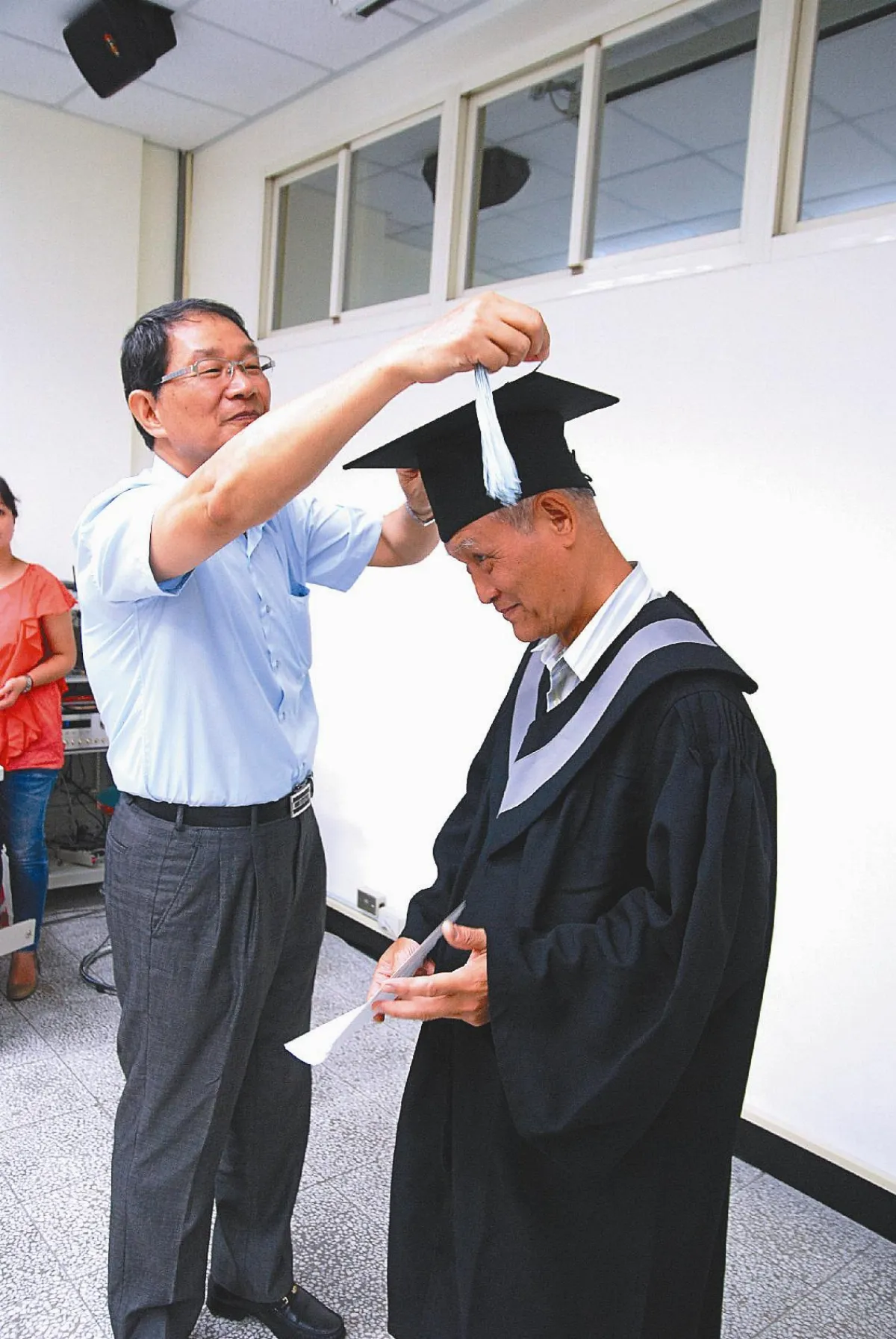 他們平均60歲 昨天畢業啦！