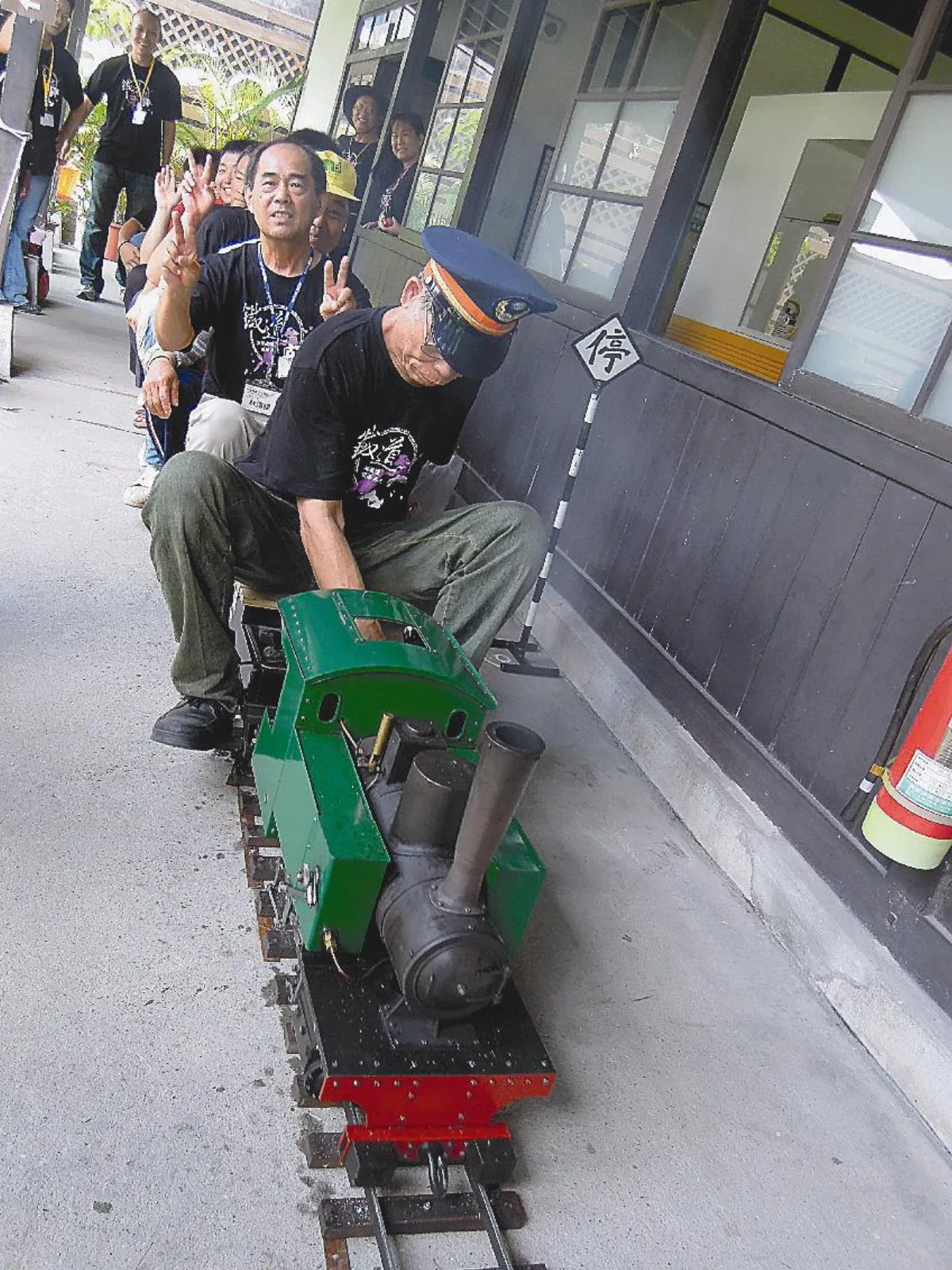 鐵道迷 打造迷你蒸氣火車