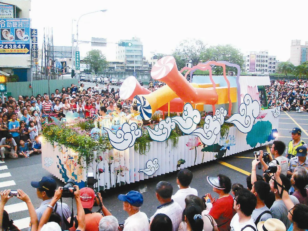 圓福寺啦啦隊、花車  國際管樂節亮眼