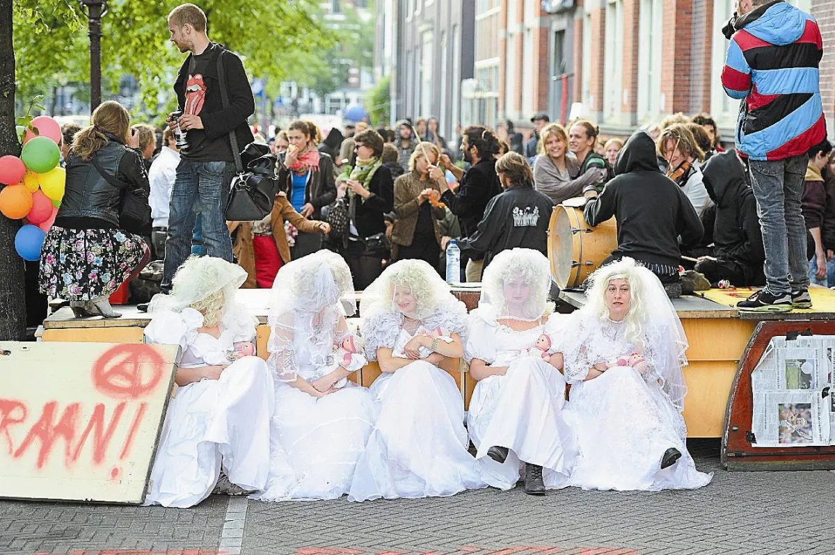 新娘vs.警察…為抗議