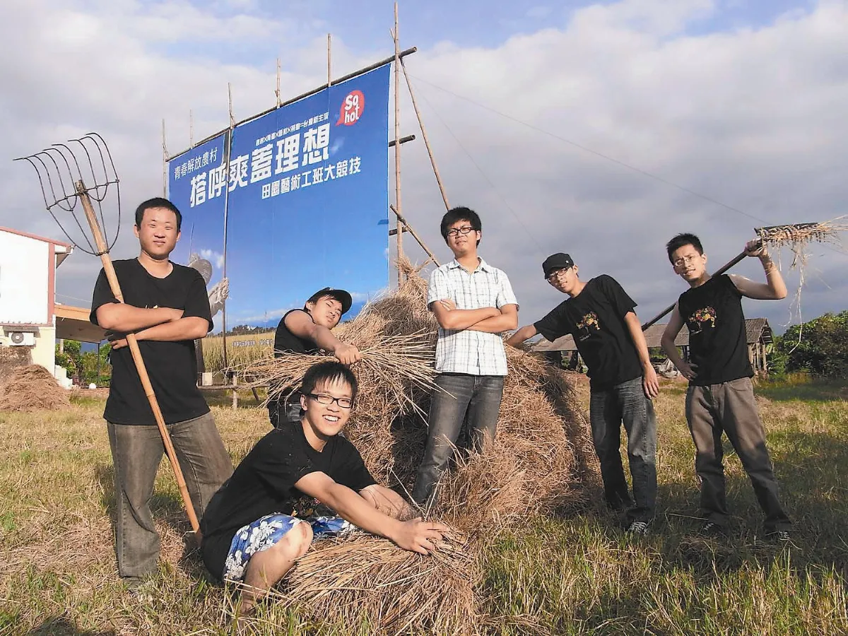 大學生恤農 田間蓋涼亭