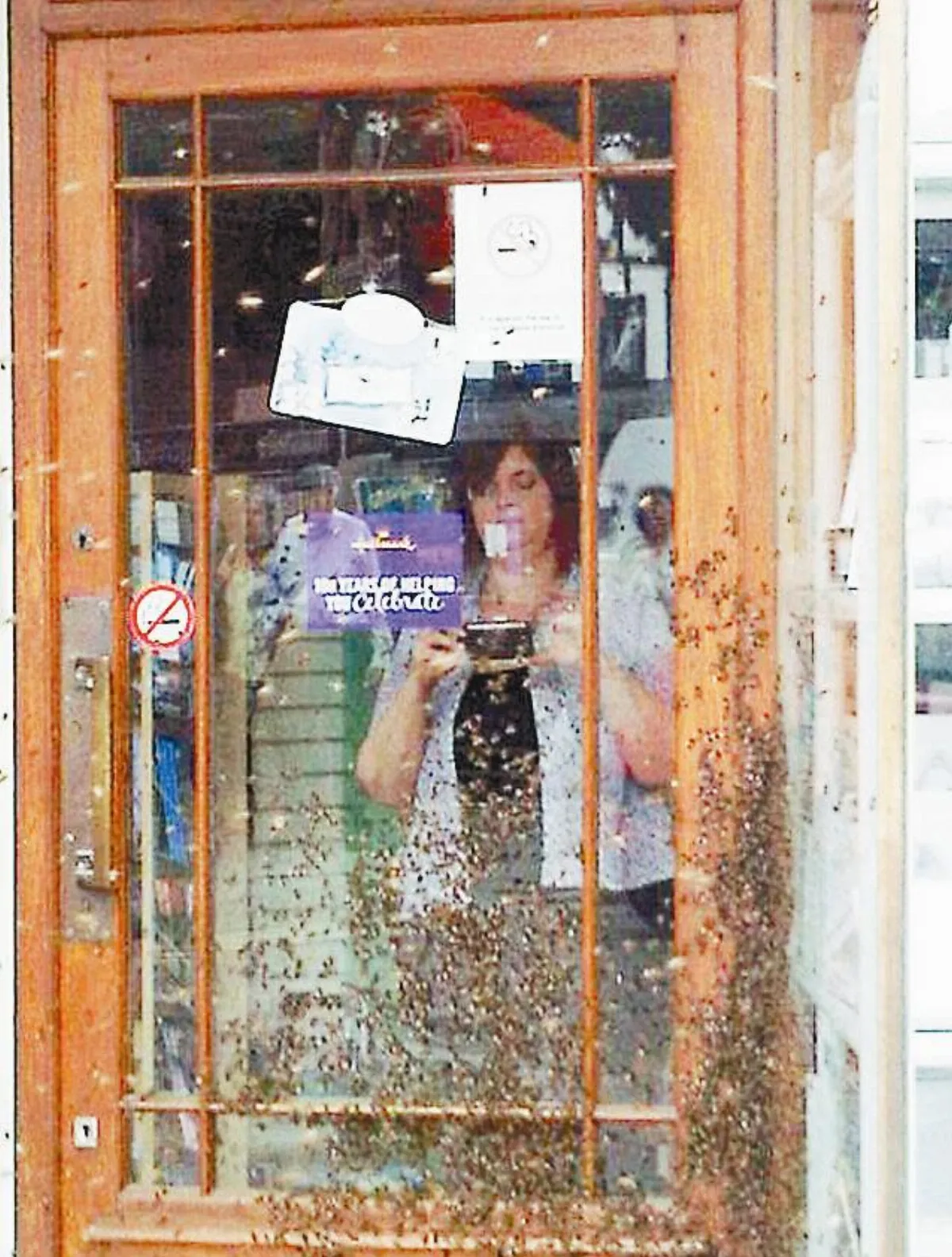 上千蜜蜂抓狂 圍攻巧克力店