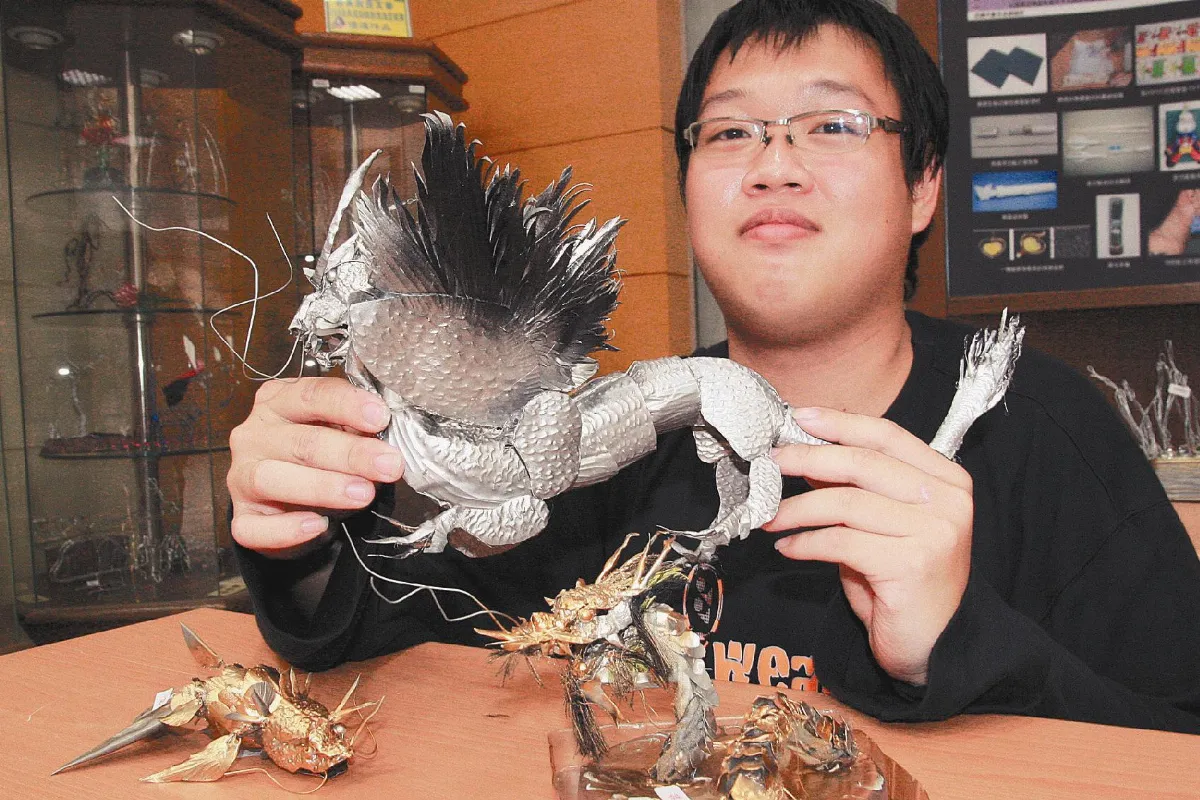 退學再考進遠東 龍創作全校第一