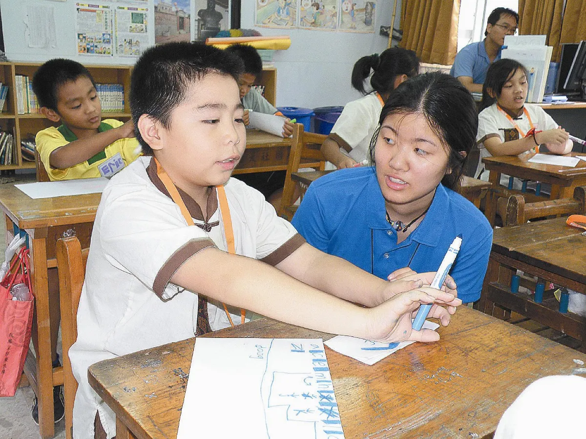 華裔青年教英語  學童開口說