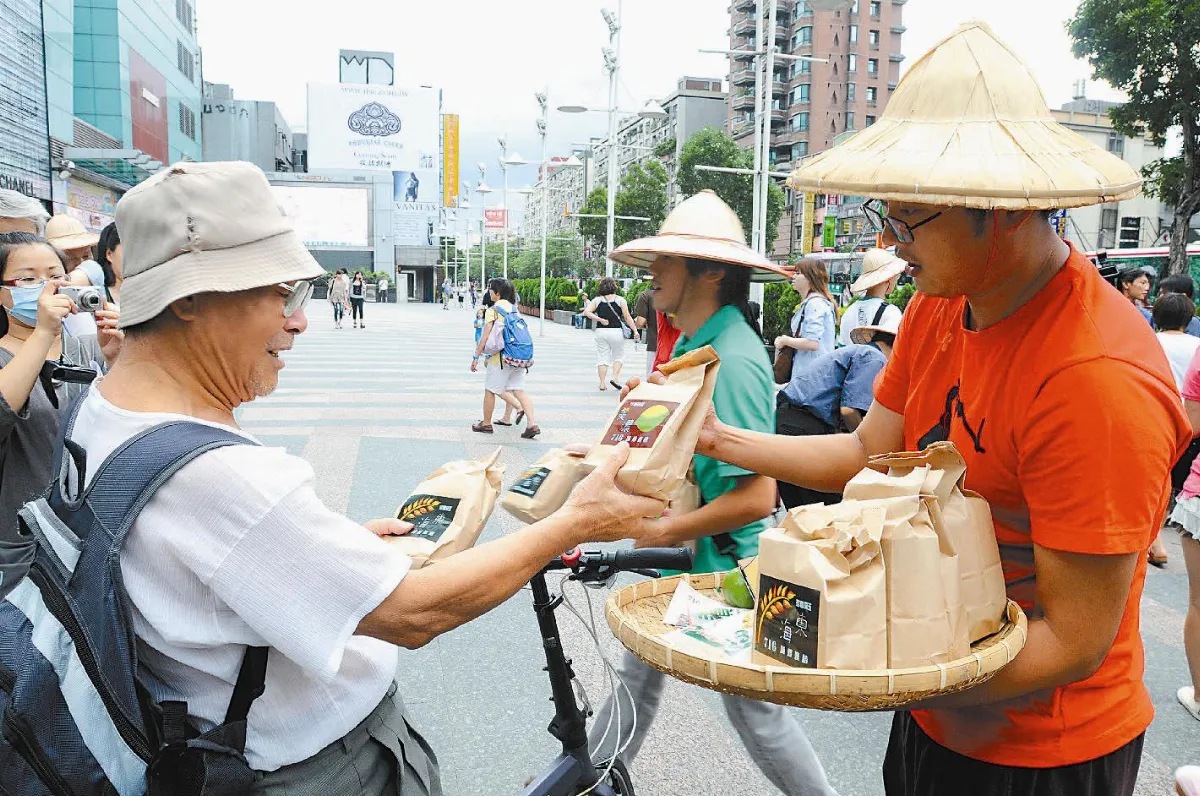 為農地上凱道 兩遊行大不同