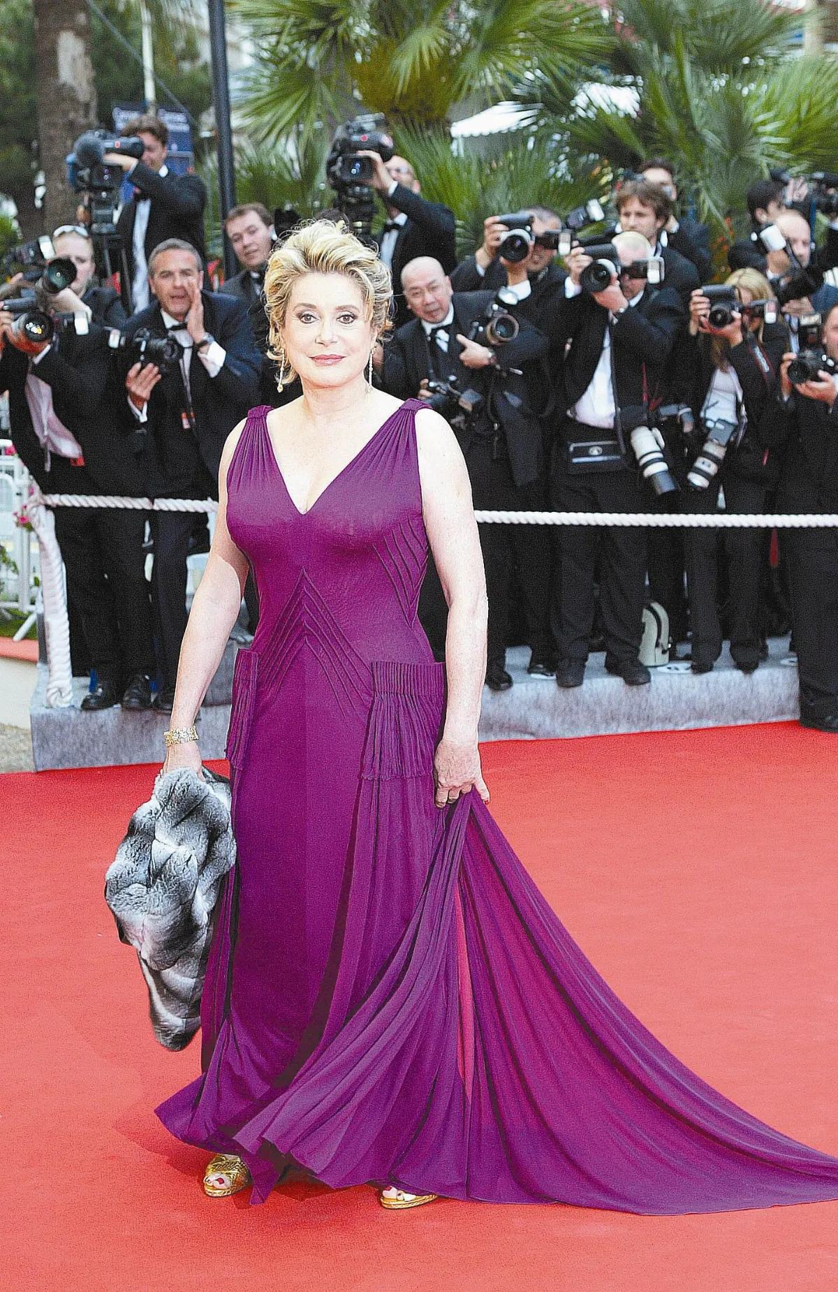 凱撒琳丹妮芙為女婿牽線 拍出YSL真愛