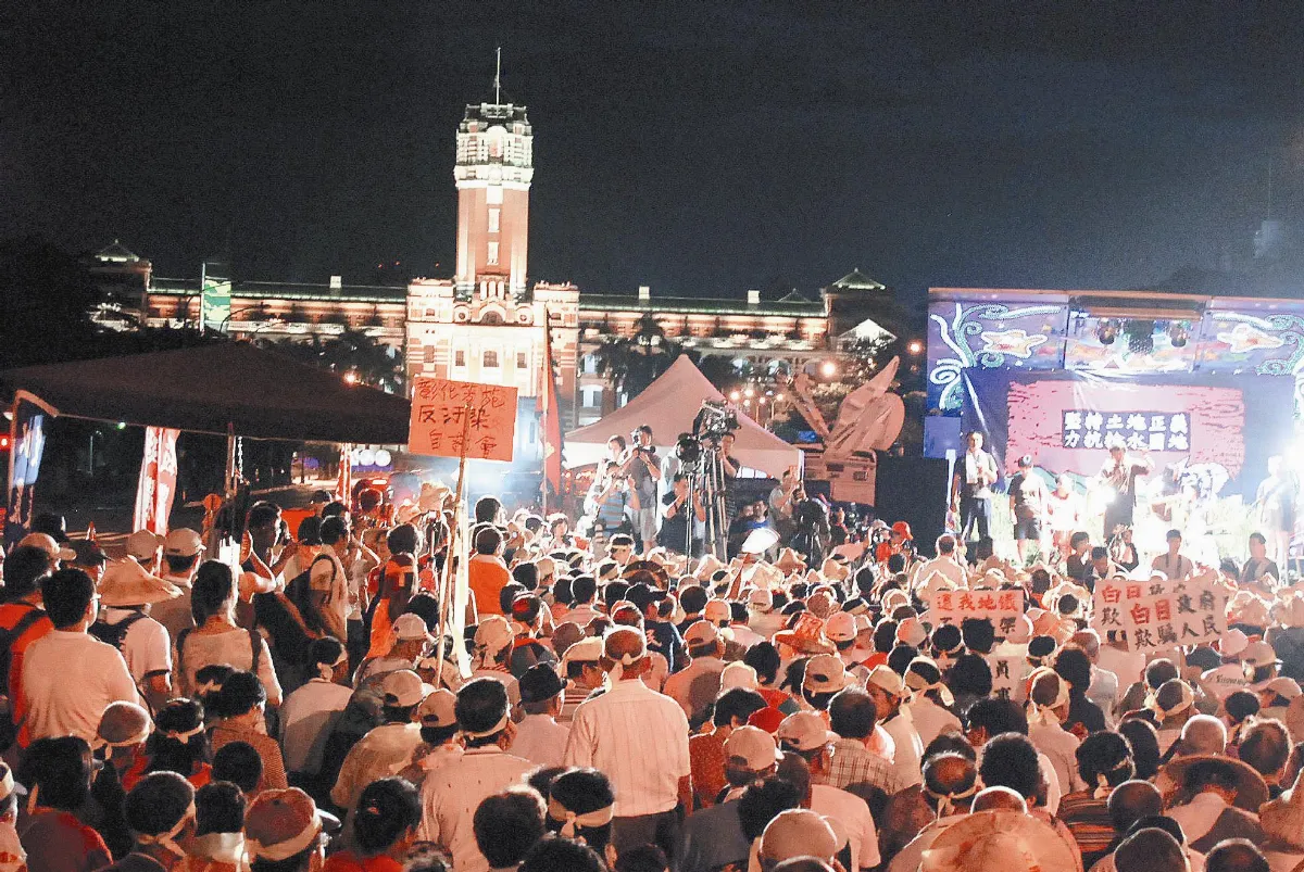 反浮濫徵地 農民夜宿凱道