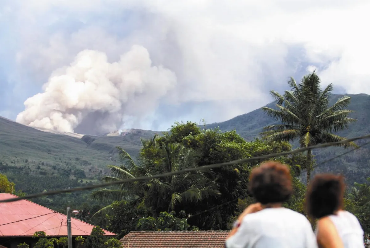 印尼火山大噴發 直衝3500公尺