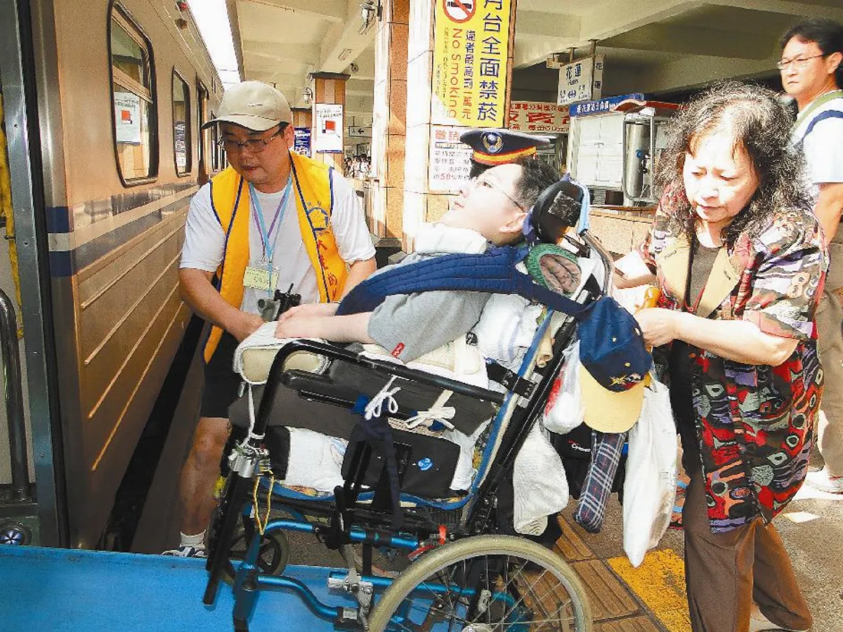 推輪椅搭火車 肌萎天使遊花蓮
