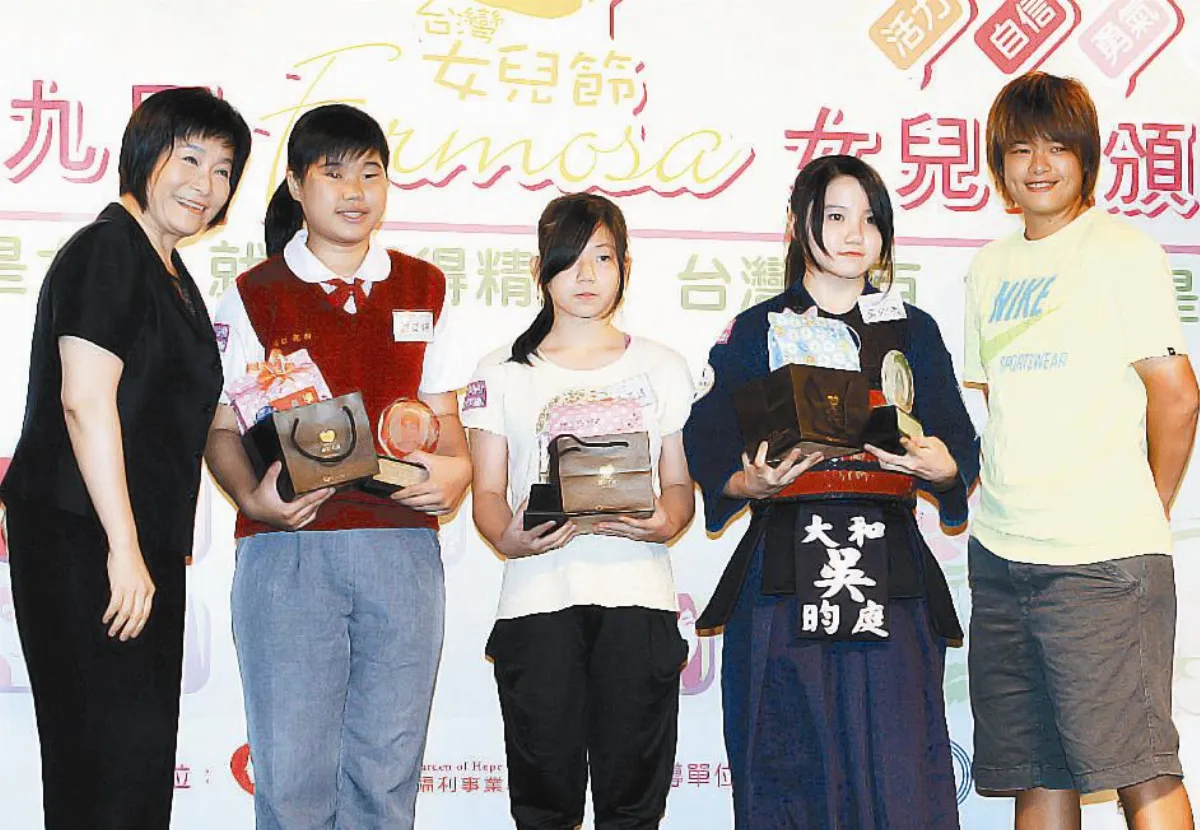 女兒獎得獎小女生 勇敢追夢