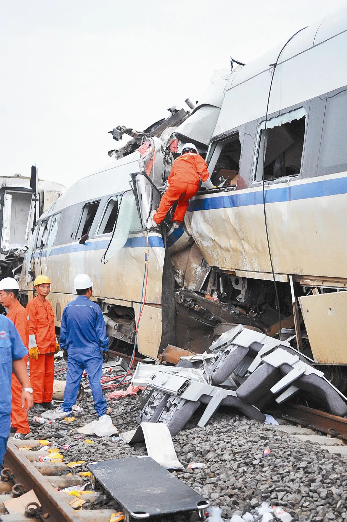 溫州動車出軌墜橋 35死210傷