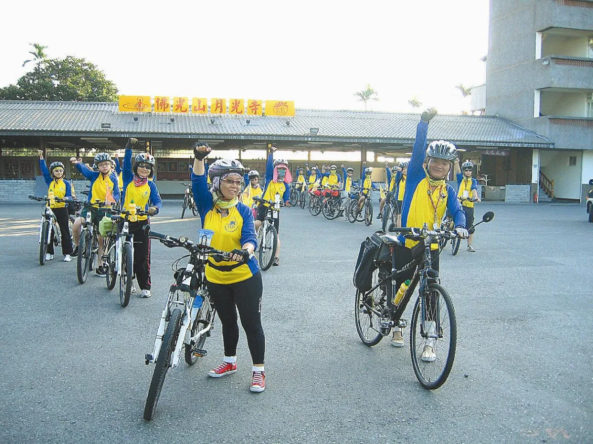 三好自行車隊  不畏艷陽花東行