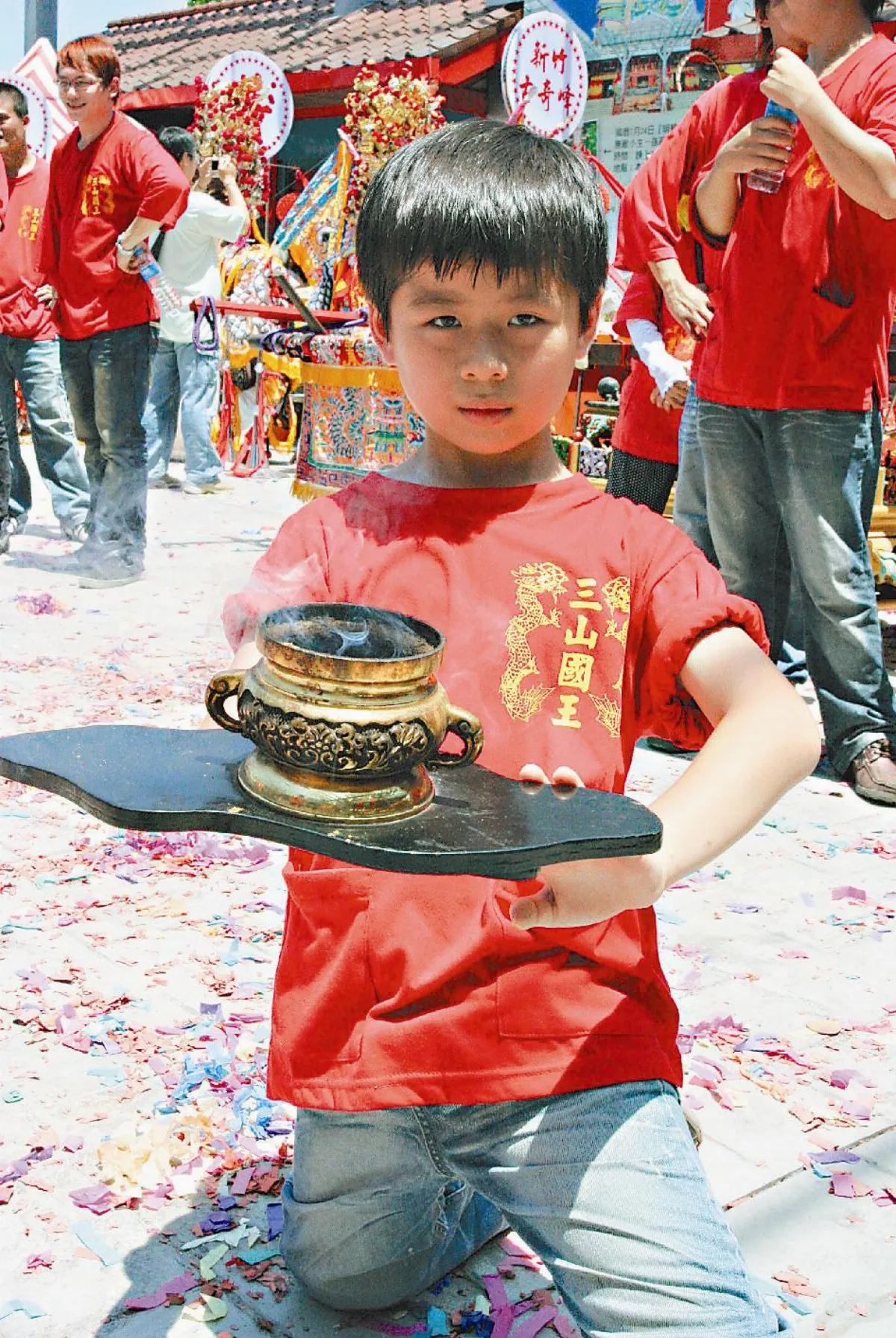 陣頭遊行 8歲童引香帶路