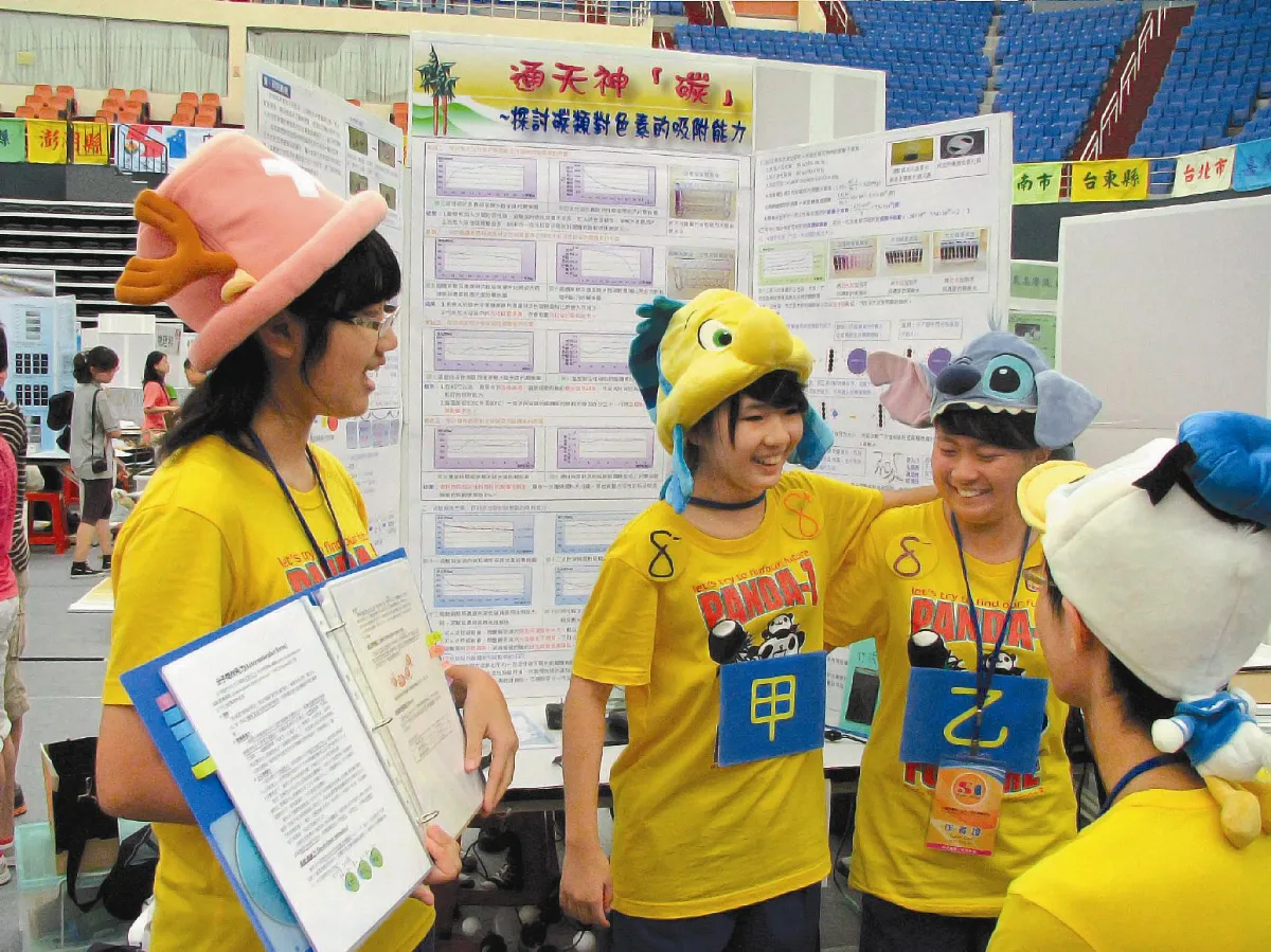 戴卡通帽模擬解說  中小學科展較勁