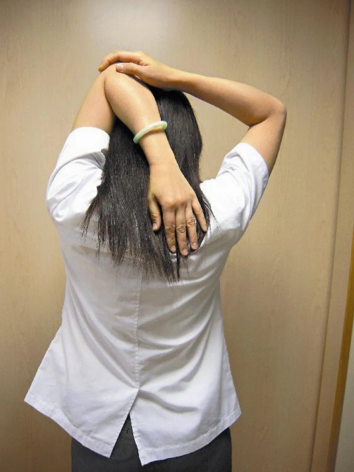 醫師示範肌腱放鬆運動：