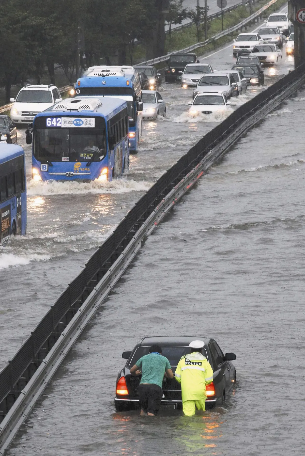 大雨釀土石流 南韓22死3失蹤
