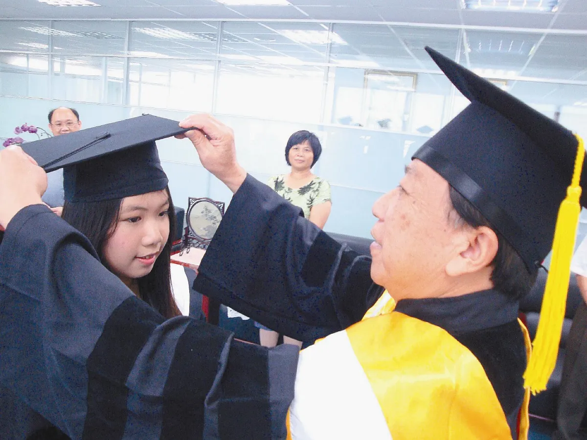 她提早畢業  1人畢典照本宣科