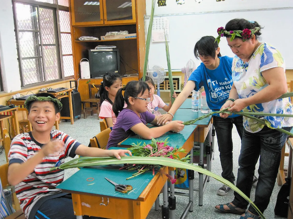 編祭典頭飾 在吉貝耍找部落文化