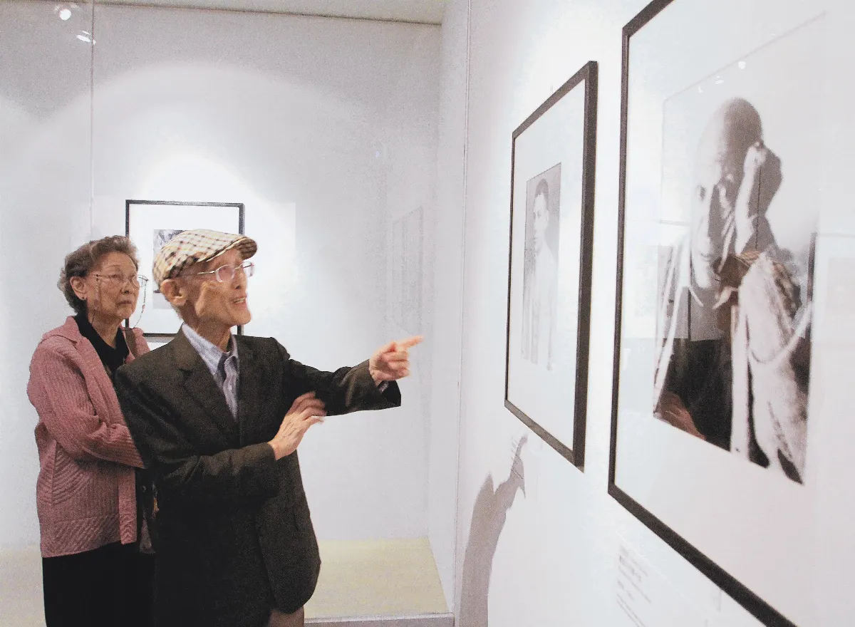 余光中參觀人間福報