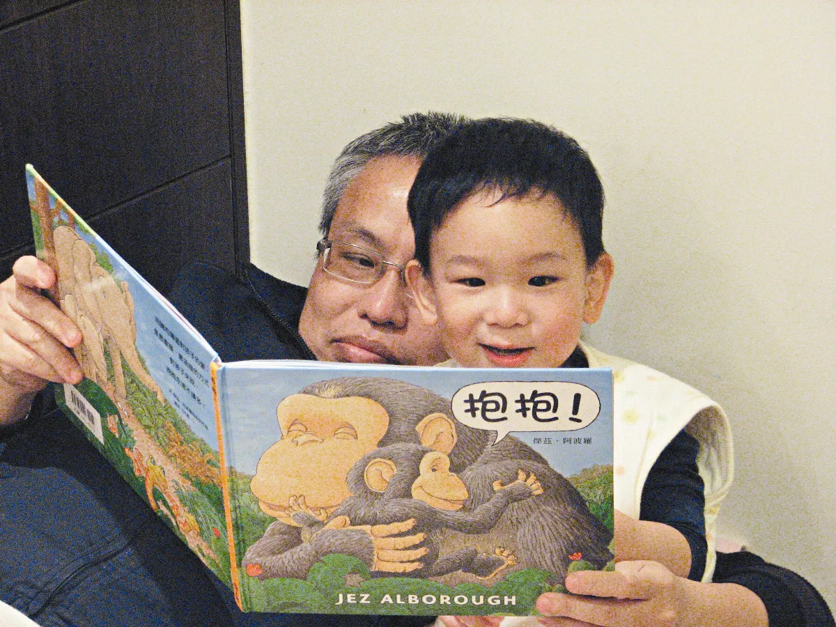 中年父親用書和孩子「混」