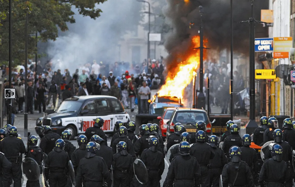 暴動擴大 英相終止休假回國坐鎮