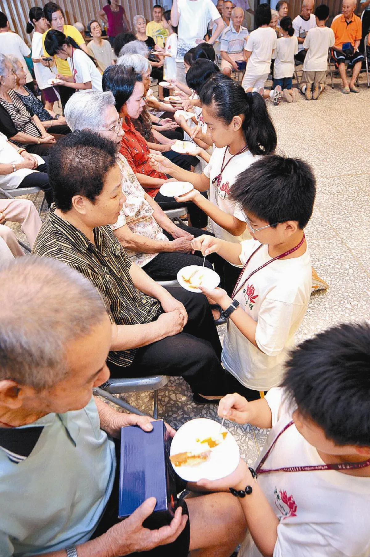 奉蛋糕、演短劇  公、嬤笑了