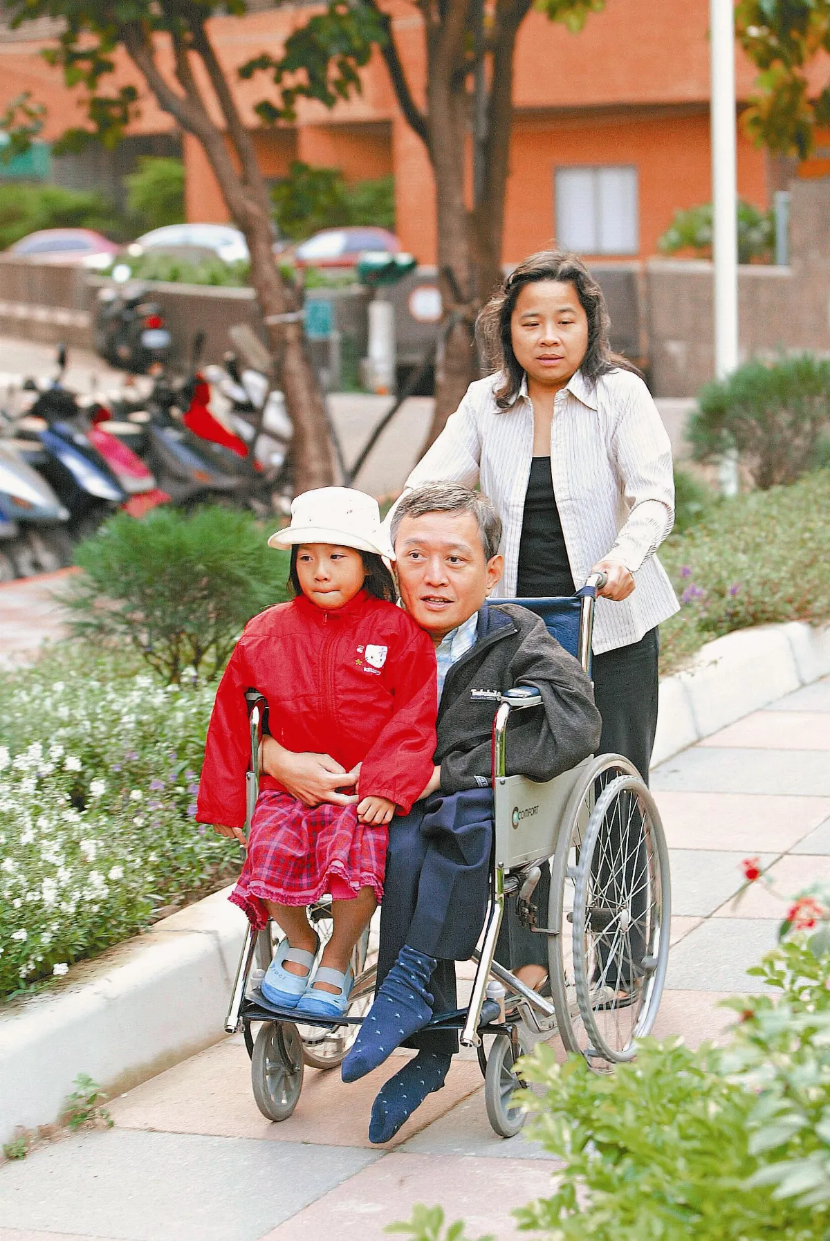 愛的路上我和你重殘打不倒我  我竟敗給了女兒