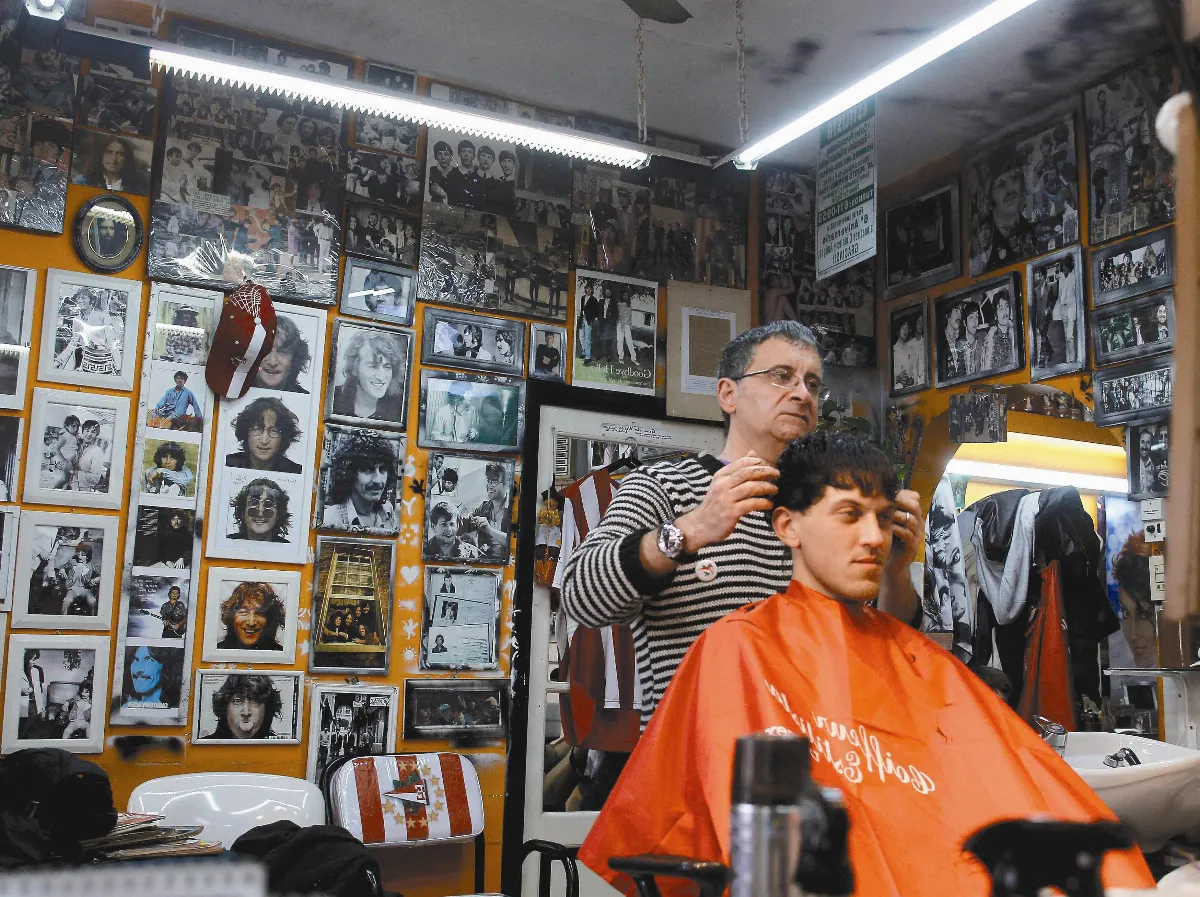 Beatles barber turns shop into tribute to Fab Four 向披頭四致敬 理髮師專剪拖把頭