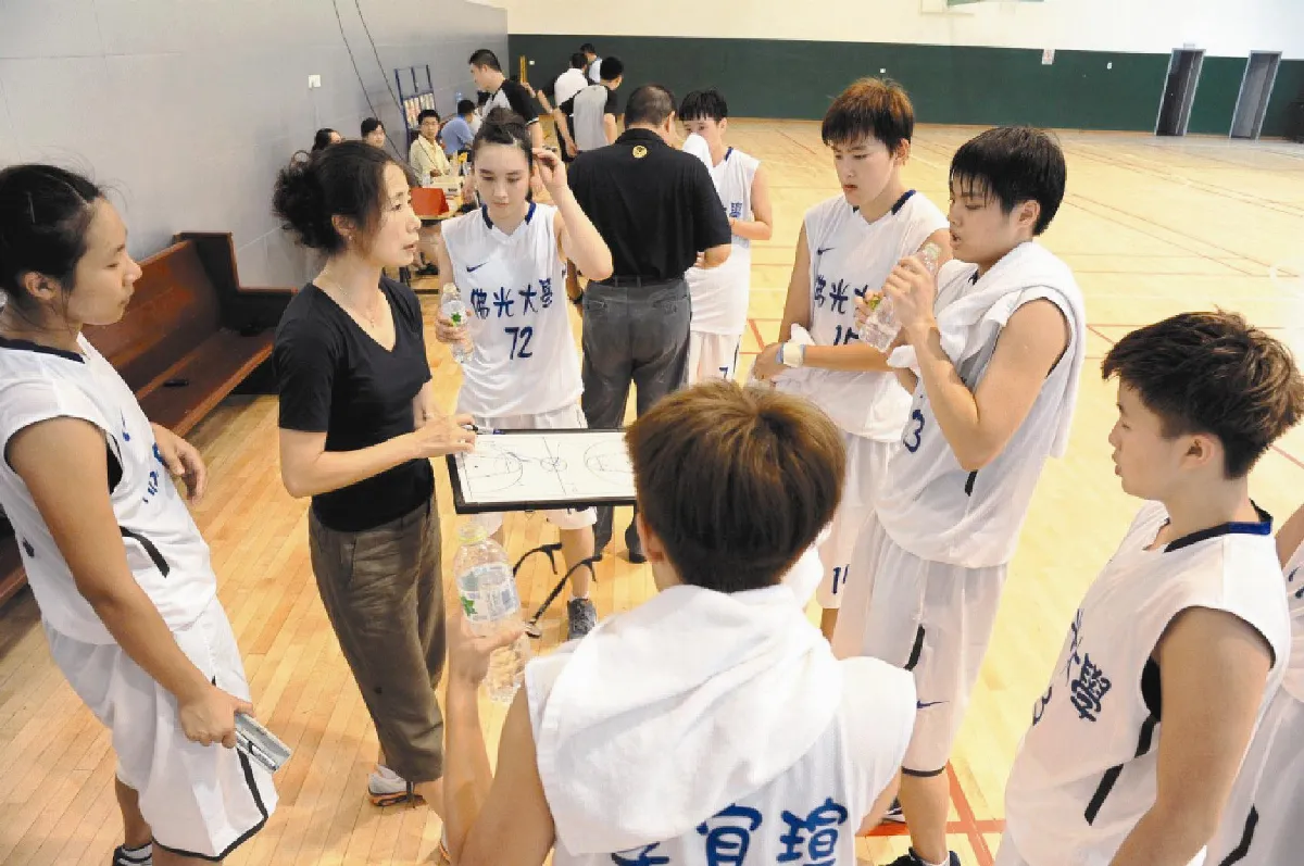 佛光大學女籃移地訓練專題 法師信眾加油 球員鞠躬成傳統