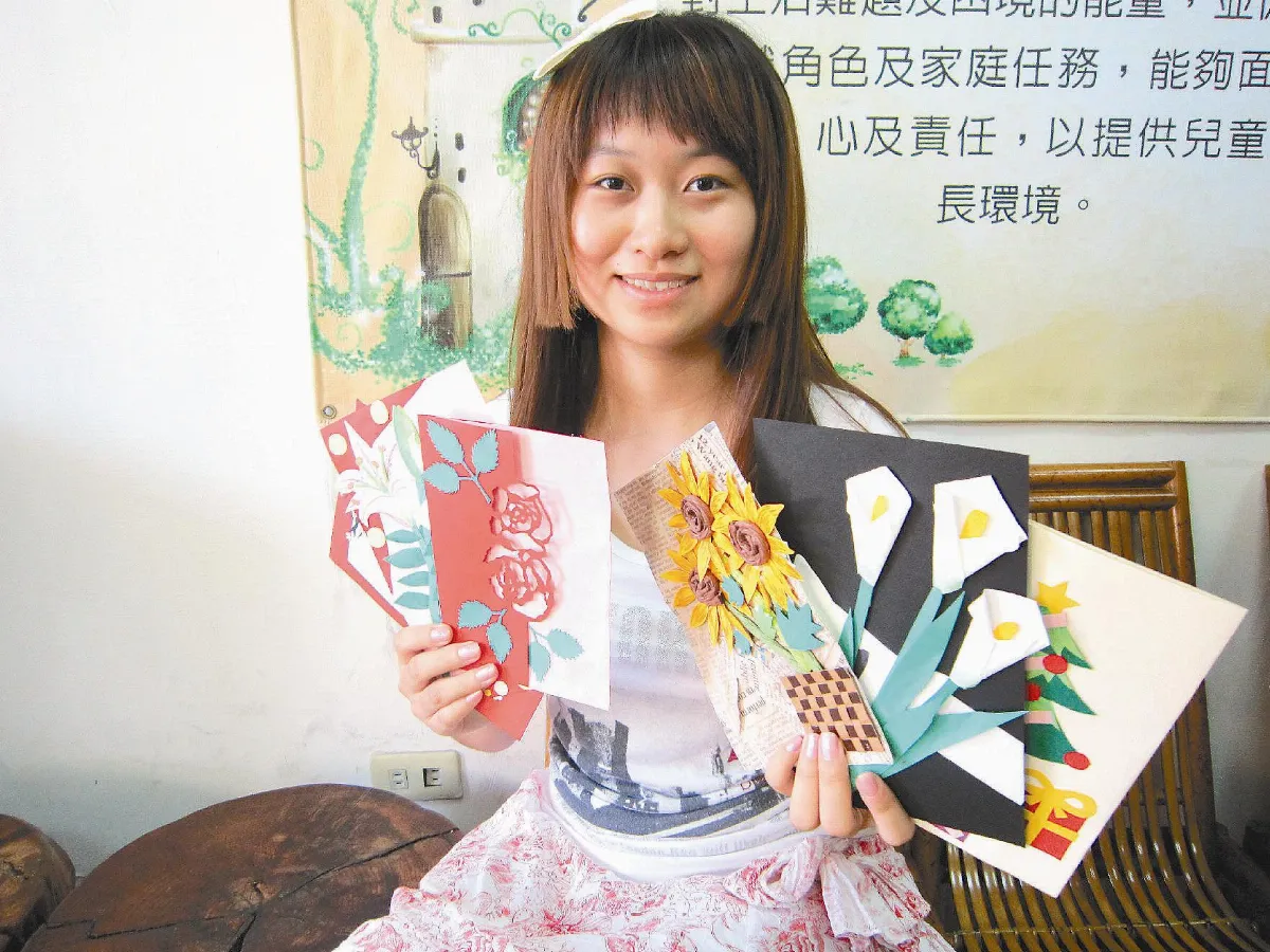 義賣卡片助失智者 王玟婷全家總動員