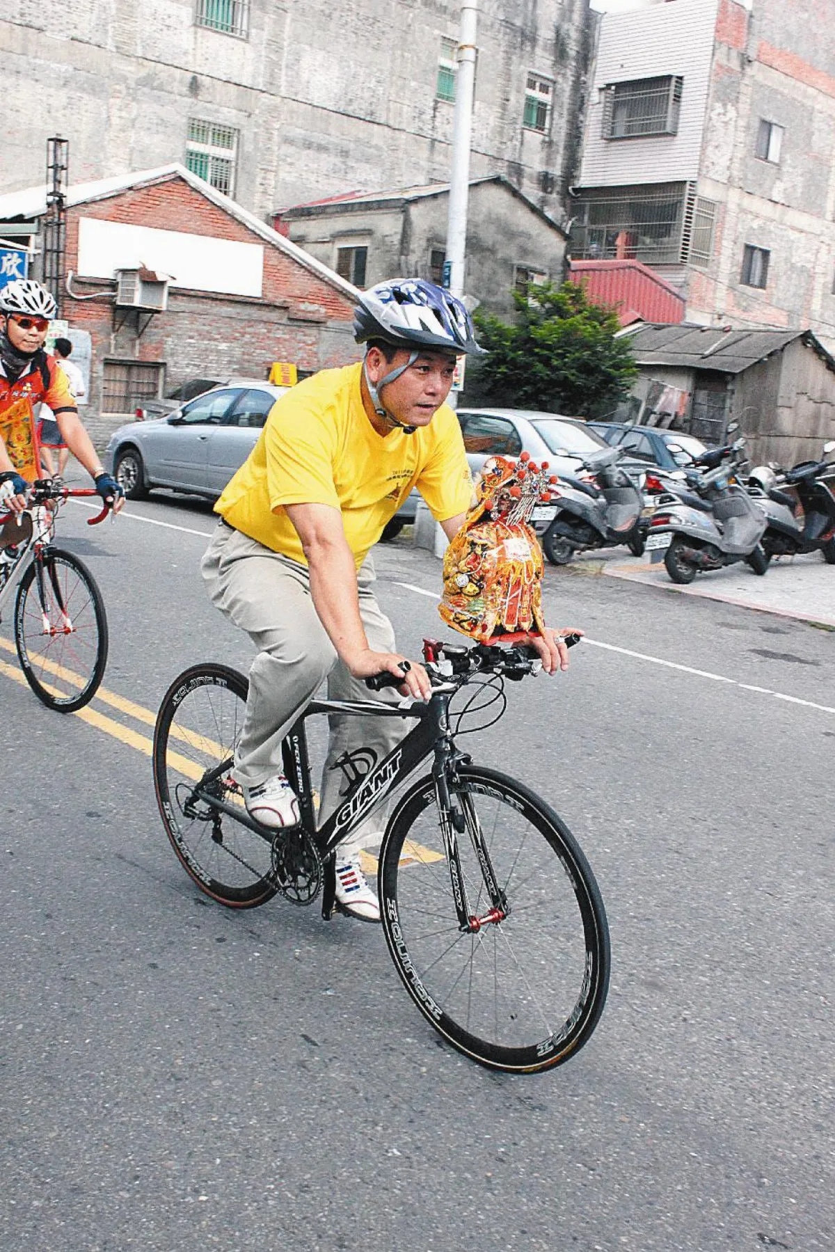 拱範宮載Q版媽祖 48小時單車環台祈福