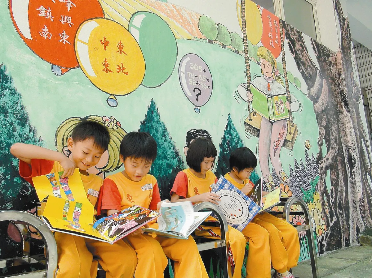 書畫家彩繪校牆 塑造情境教育