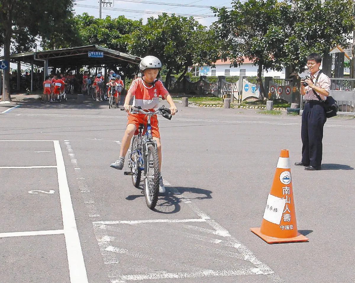 安全至上 螺陽國小腳踏車路考