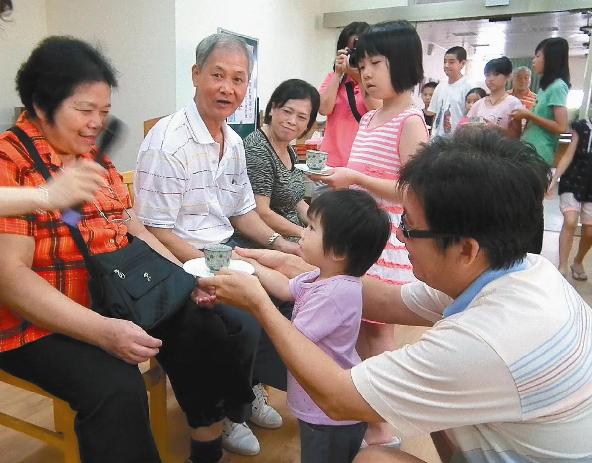 祖父母節奉茶祝阿嬤健康吃百二