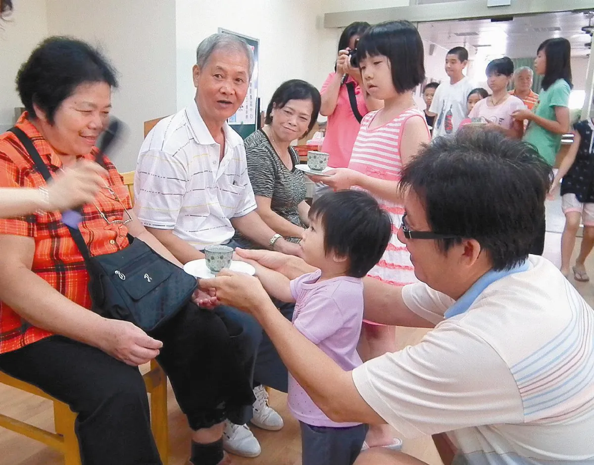 梁丹丰彩筆 繪出佛陀紀念館神韻