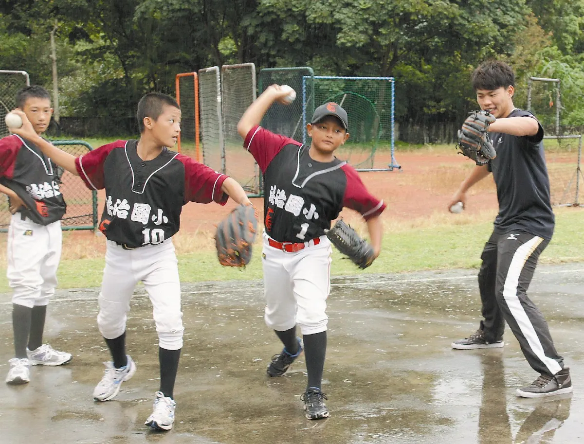賽德克族美職棒選手雨天帶小選手練投 羅國華有耐心